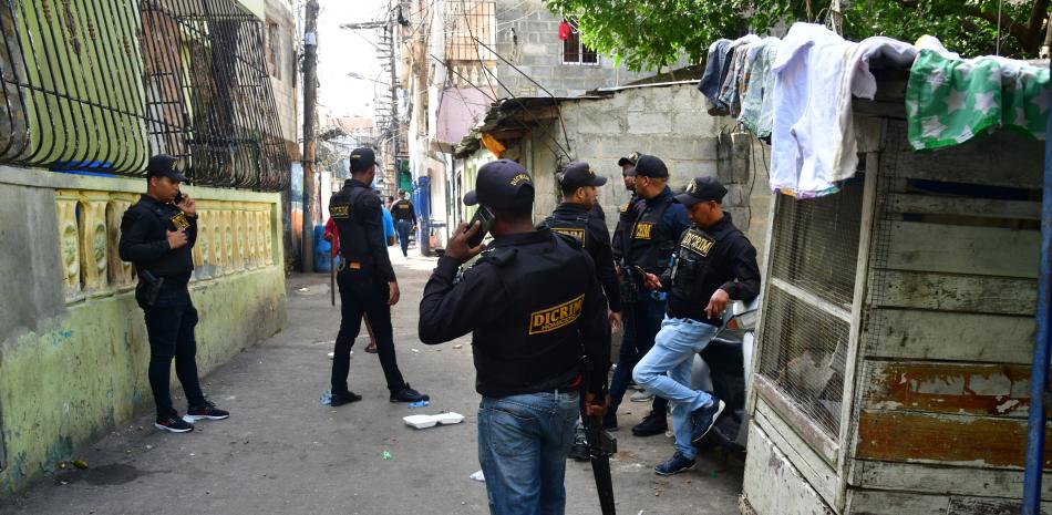 Tropas de la Policía dan protección a 15 personas amenazadas por una banda que es perseguida en el sector Capotillo de la capital.