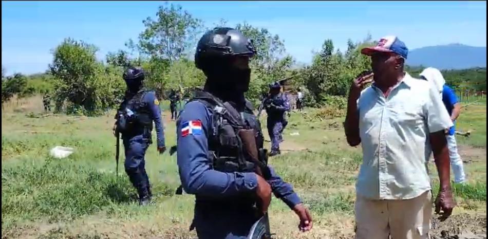 Ocupantes ilegales de terrenos fueron desalojados por la fuerza pública.