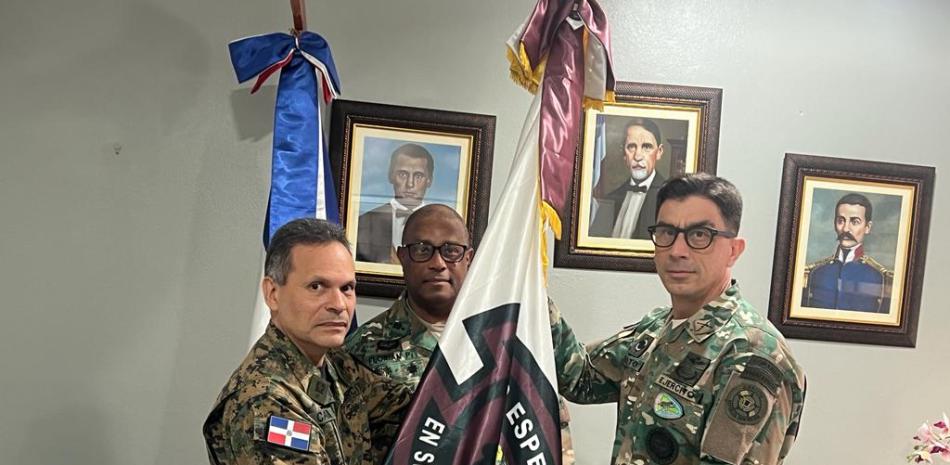 Coronel Freddy R. Soto Thormann ERD. y general de Brigada Frank Mauricio Cabrera Rizek, ERD durante acto de traspaso de mando.
