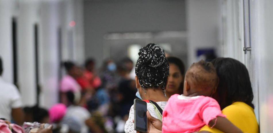 Los pasillos del hospital infantil Robert Reid Cabral estaban llenos ayer de madres con sus hijos afectados por síntomas respiratorios.