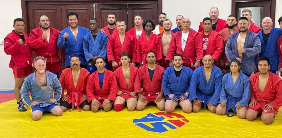 Varios de los miembros que iniciaron el curso para entrenadores de sambo.