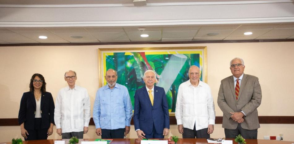 Miembros firmantes del acuerdo entre el BHD y Sociedad Dominicana de Bibliófilos