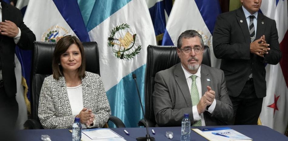 El presidente electo Bernardo Arévalo, y la vicepresidenta electa Karin Herrera, recibieron ayer sus certificados de ganadores de sus elecciones presidenciales.