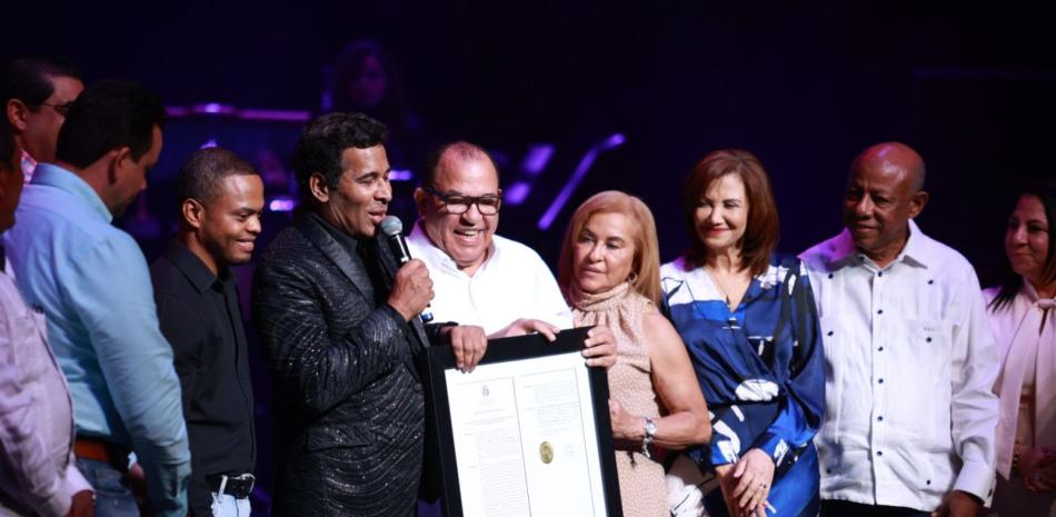 Julio Sabala siendo reconocido en Puerto Rico