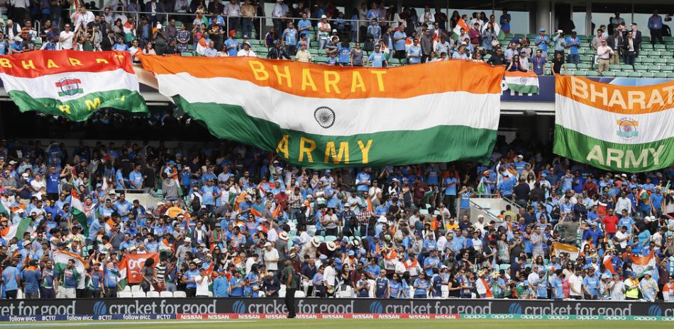 Banderas de la India ondean en un estadio donde se juega un campeonato de cricket entre India y Sudáfrica