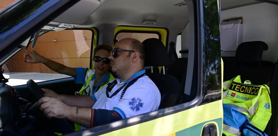 Marta Álvarez Calderón (i), psicóloga y Juan Carlos Chapinal, técnico del servicio de urgencias SUMMA 112, sentados en una ambulancia durante una entrevista de la AFP en el centro logístico de Las Rozas, cerca de Madrid, el 26 de junio de 2023.