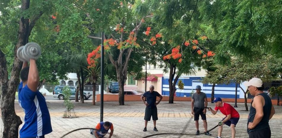 Los participantes disponen de rutinas de ejercicio como maratones, ciclismo, calistenia y CrossFit, los cuales realizan con orientación de un coordinador.