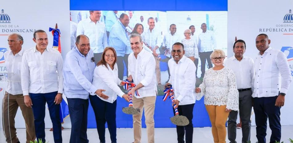 El presidente Luis Abinader inicia trabajos del nuevo aeropuerto en San Juan.