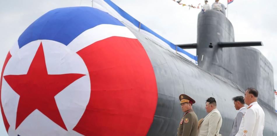 El líder norcoreano, Kim Jong Un (segundo por la izquierda), observa lo que dicen es un nuevo submarino nuclear, el "héroe Kim Kun Ok", en un lugar no especificado del país, el 6 de septiembre de 2023.