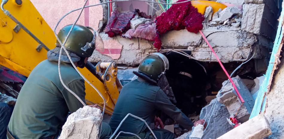 Socorristas buscan personas tras potente sismo que dejó al menos 820 muertos en Marruecos.