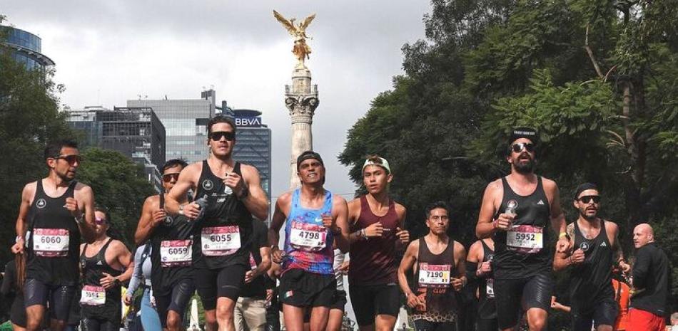 Grupo de participantes en el maratón de Ciudad México efectuado este viernes en las calles de la capital.