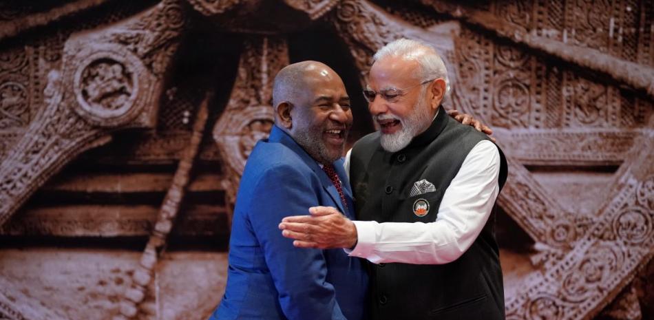 El primer ministro de India, Narendra Modi (derecha), bromea con el presidente de la Unión Africana, el presidente de Comoras, Azali Assoumani, a su llegada al centro de convenciones.