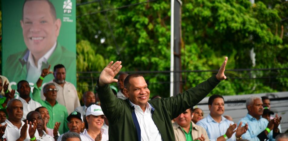 Leonel proclama a Carlos Guzmán como candidato a la Alcaldía de SDN por la FP