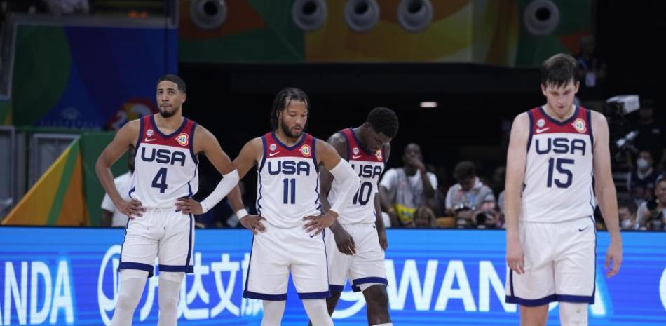 Varios de los jugadores de Estados Unidos se muestran apenados tras perder ante Canadá en el partido por la presea de bronce.