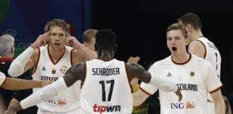 Jugadores de Alemania festejan dos de los puntos anotados tras conseguir la victoria ante Serbia