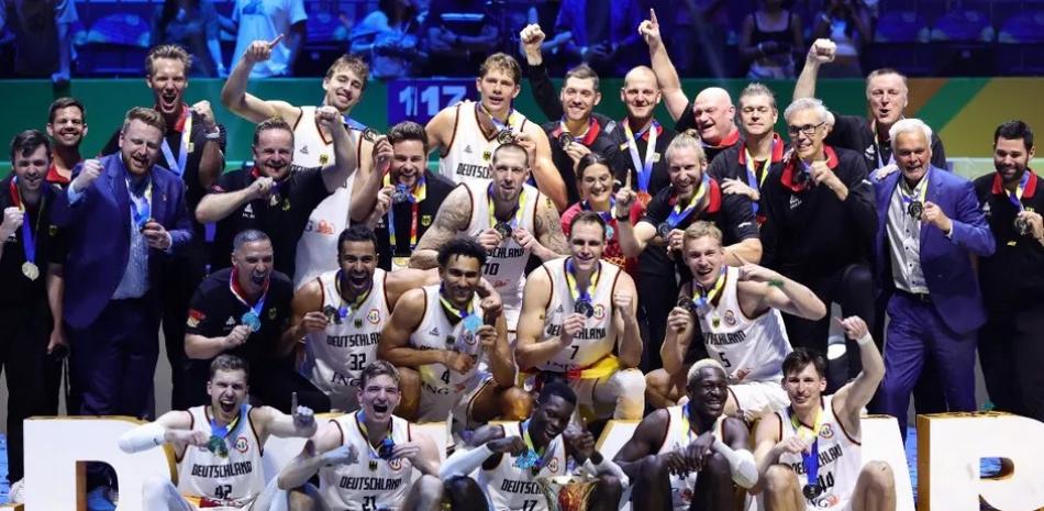 Jugadores de Alemania posan con el trofeo de campeón luego de coronarse en la Copa Mundial de Baloncesto