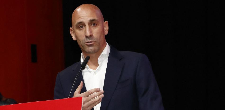 En esta imagen distribuida por la Real Federación Española de Fútbol (RFEF) el 25 de agosto de 2023, el presidente de la RFEF, Luis Rubiales, pronuncia un discurso durante una asamblea general extraordinaria de la federación el 25 de agosto de 2023 en Las Rozas de Madrid.