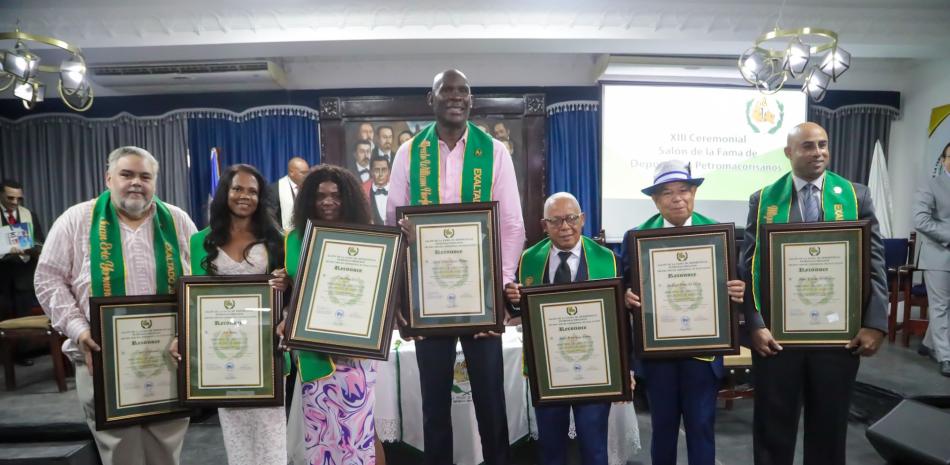 Desde la izquierda, Juan Eric Yermenos (hijo), Santa Medina, Elisa Perez, Tito Horford, Robert Reyes, Luis Polanco y Miguel Batista, e inmortalizados hoy por el Salón de la Fama de San Pedro.