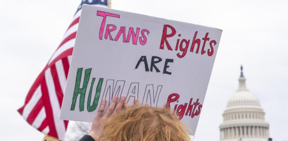 Protesta frente al Capitolio de Estados Unidos por los derechos de los trans.