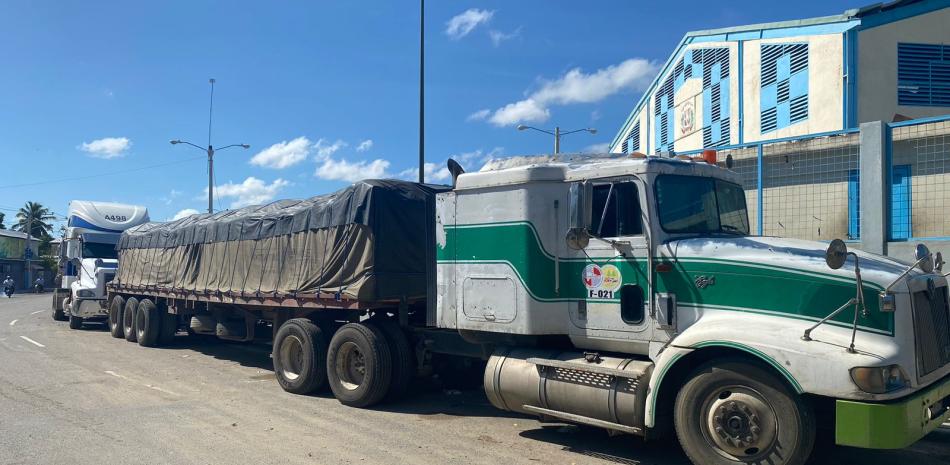 Más de 25 patanas cargadas de mercancías está varadas en la frontera