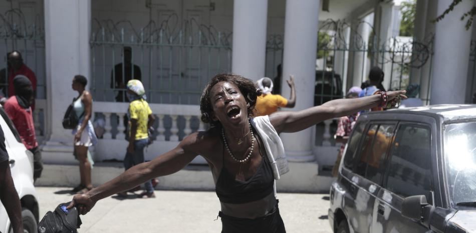 Una mujer grita cómo murieron sus familiares a manos de pandillas en el vecindario de Carrefour-Feuilles