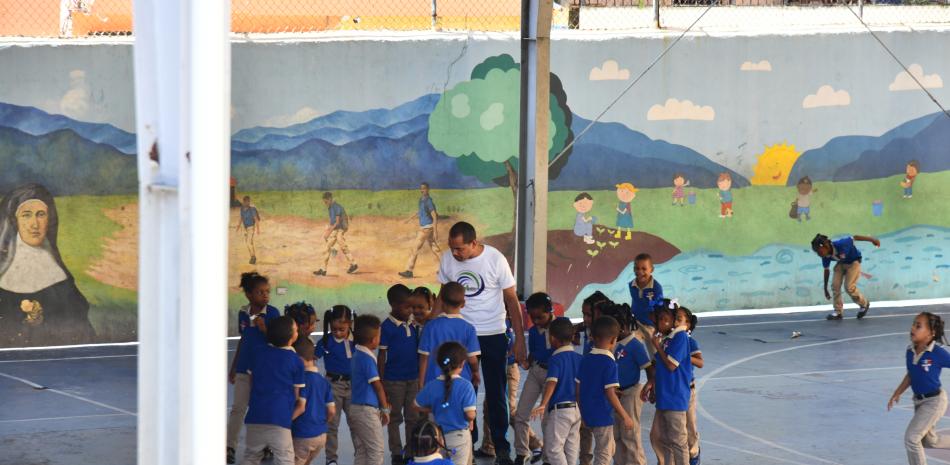 Estudiantes de la Escuela Virgen del Carmen en La Ciénaga del Distrito Nacional, donde hay una sobrepoblación estudiantil.