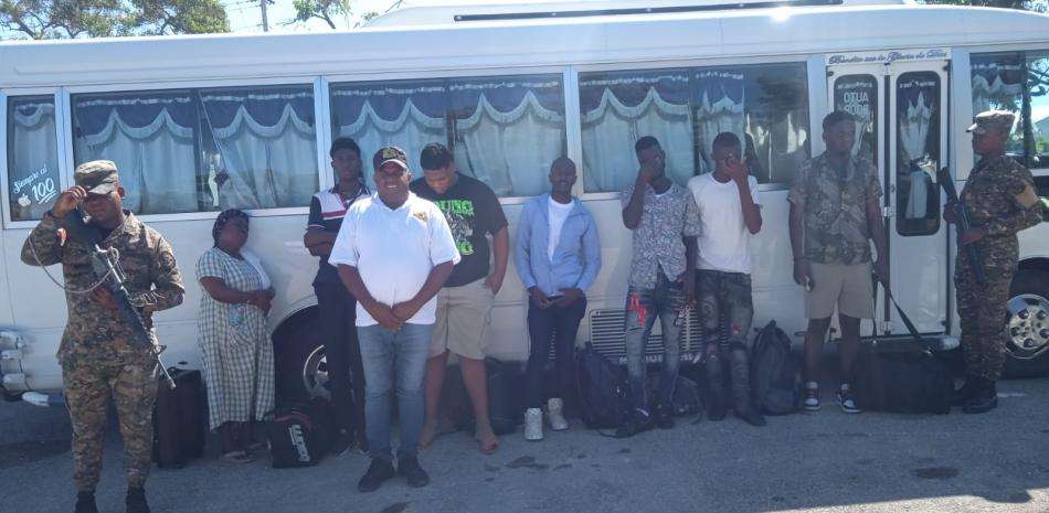 Migración deteniendo a un dominicano con haitianos ilegales