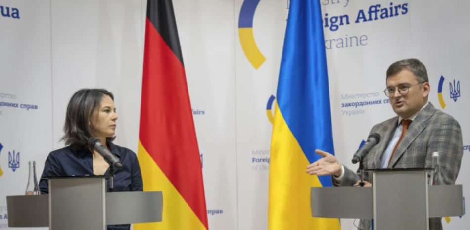 La ministra de exteriores de Alemania y el de Ucrania en una conferencia de prensa conjunta en Kiev