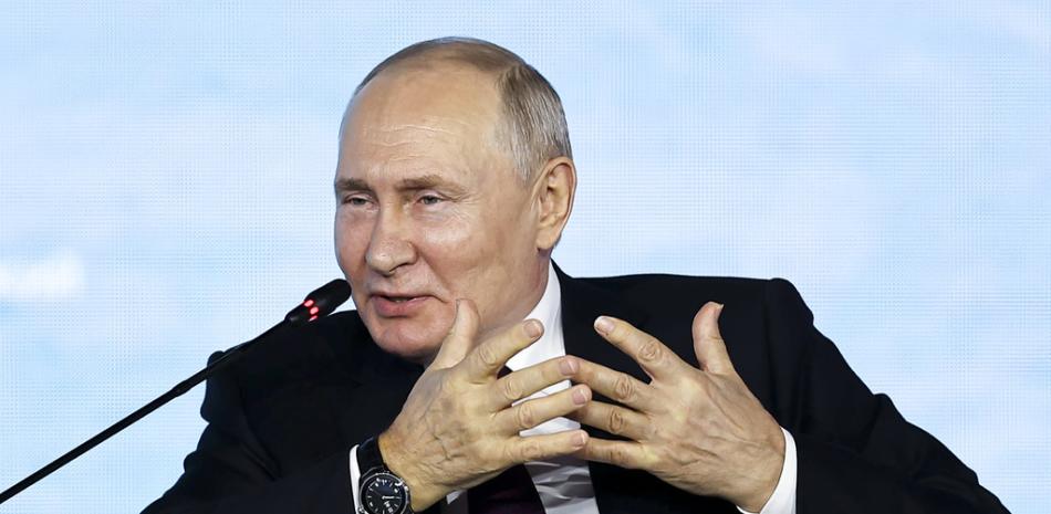 En esta imagen distribuida por Roscongress Foundation, el presidente de Rusia, Vladímir Putin, gesticula durante una intervención en el Foro Económico Oriental en Vladivostok, Rusia, el 12 de septiembre de 2023. (Sergey Shinov, Roscongress