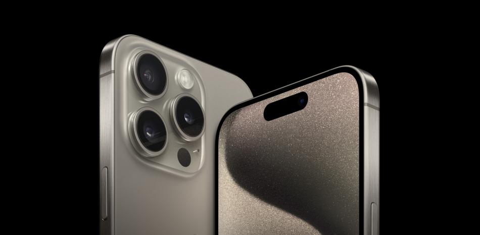 El iPhone 15 Pro y el iPhone 15 Pro Max representan lo mejor de las innovaciones de Apple, con un diseño de titanio resistente y liviano, un nuevo botón de acción, potentes actualizaciones de la cámara y A17 Pro.