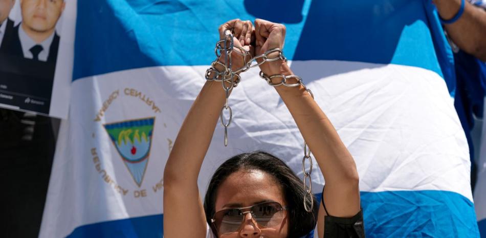 Simpatizantes de Nicaragua protestan frente a la Organización de los Estados Americanos pidiendo que los presos políticos sean liberados en Washington, el 23 de junio de 2021.