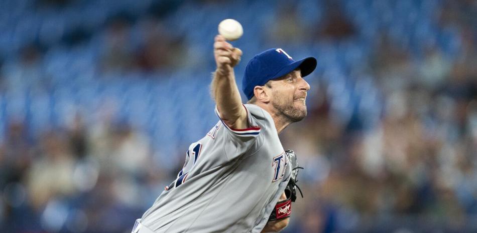 Max Scherzer realiza un envió al pentágono durante el partido en que detuvo a los Azulejos de Toronto tras actuar de manera superba durante 5.1 de entradas