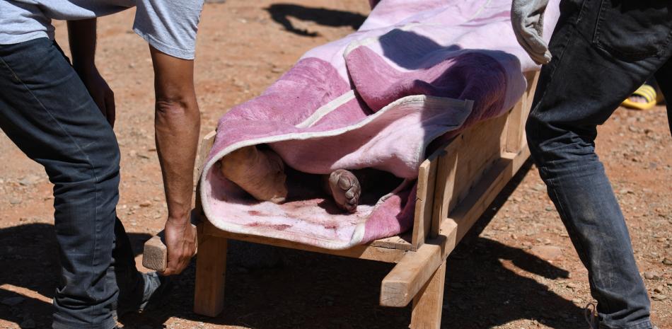 Un hombre fallecido tras ser rescatado de entre los escombros, a 11 de septiembre de 2023, en Talat N'yakoub, provincia de Al Haouz, región  de Marrakech-Safi (Marruecos).