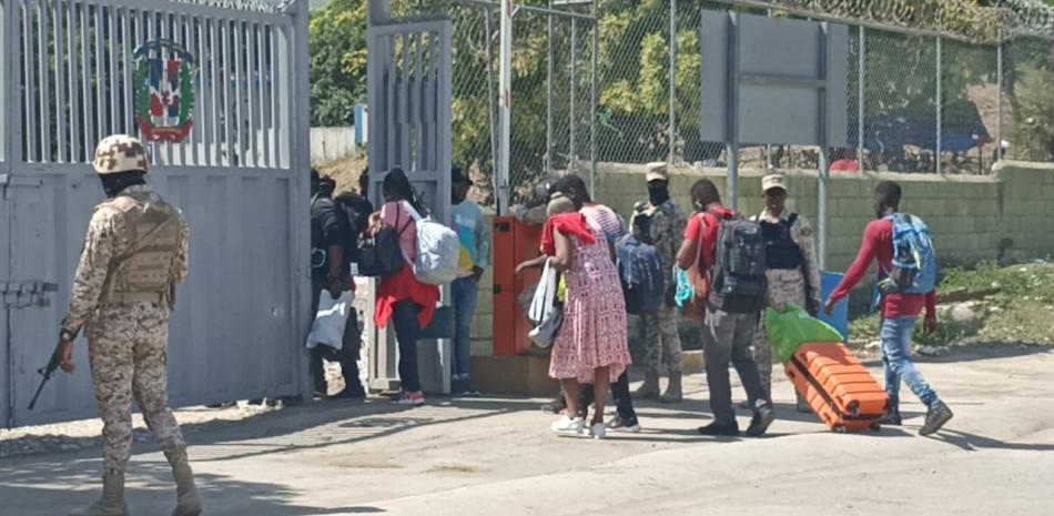 Haitianos abandonan el país por Elías Piña