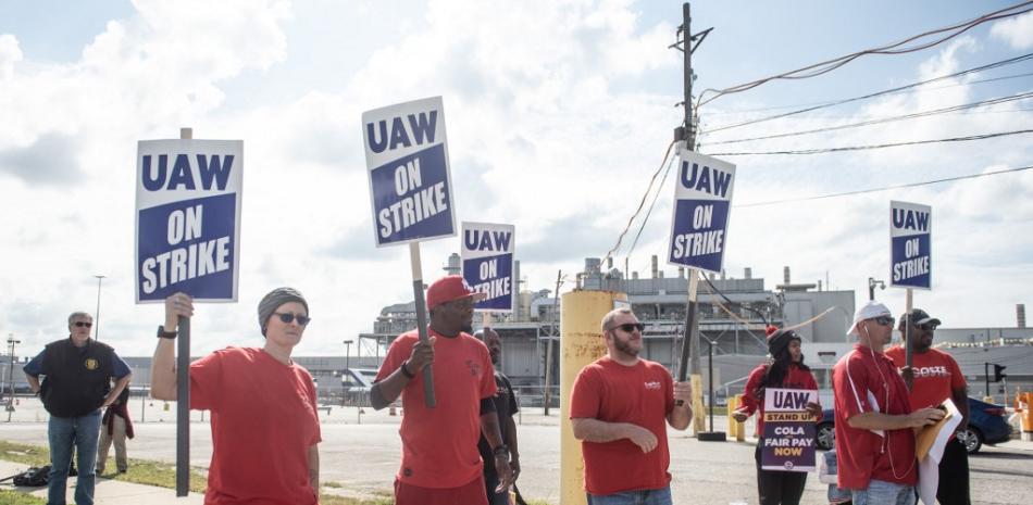 Miembros del sindicato UAW hacen un piquete frente a la planta de ensamblaje de Ford Michigan en Wayne, Michigan, el 15 de septiembre de 2023.