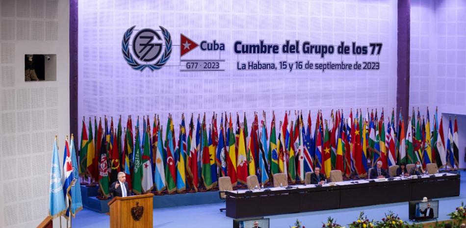 Fotografía publicada por la Presidencia argentina que muestra al presidente de Argentina, Alberto Fernández (i), pronunciando un discurso durante la Cumbre del G77+China en el Palacio de Convenciones de La Habana el 15 de septiembre de 2023.