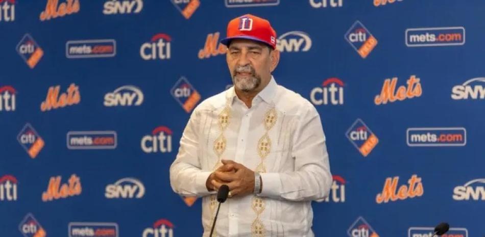 Eligio Jáquez consul dominicano en Nueva York habla durante la conferencia de prensa en que se dieron los detalles de la serie que efectuar{an Aguilas-Licey