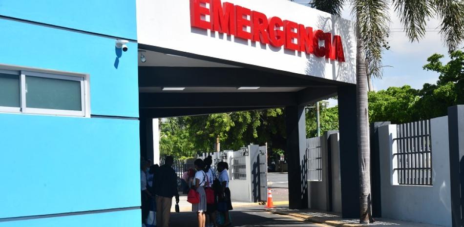 Los pacientes con síntomas de dengue continúan llegando a las salas de emergencias de los hospitales en Santo Domingo