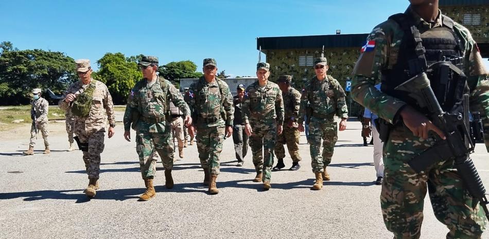 Los altos mandos militares recorren la frontera