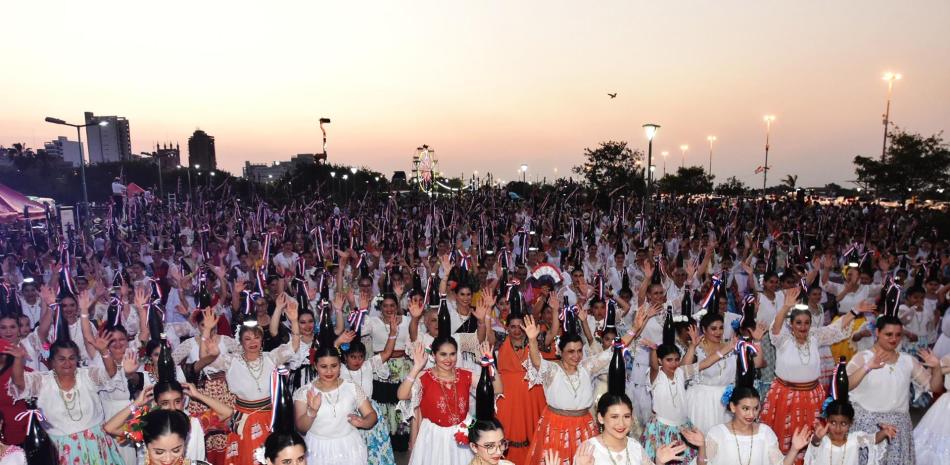Más de 500 mujeres botelleras participan en un evento donde realizaron una danza en búsqueda de un récord mundial