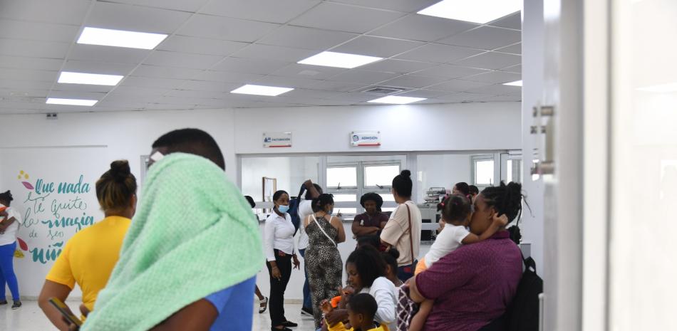 La sala de emergencia del hospital infantil también se encontraba llena de decenas de madres con sus niños.