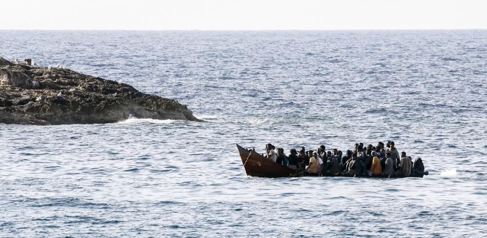 Un barco con inmigrantes llega a las costas de la isla de Lampedusa, en el sur de Italia, el 16 de septiembre de 2023.