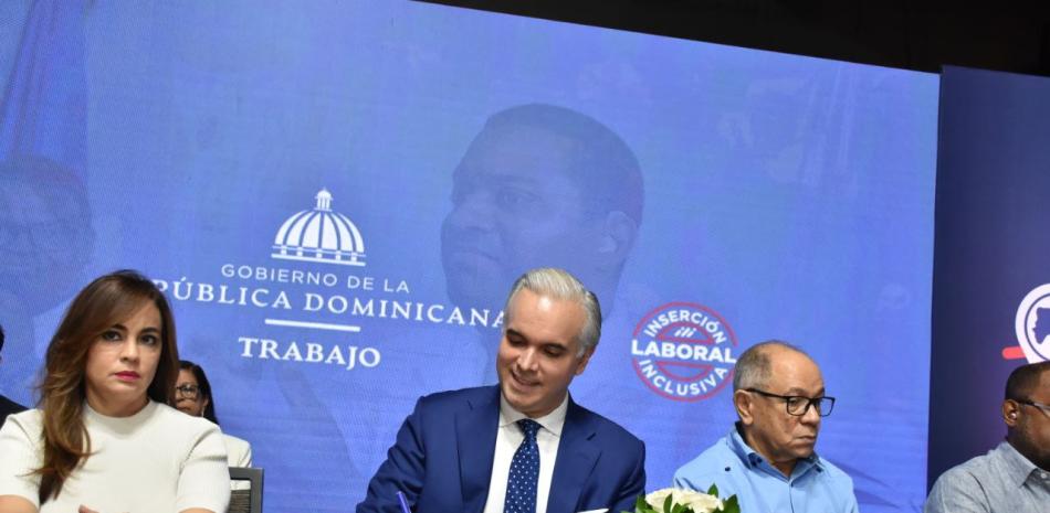 El ministro de Trabajo, Luis Miguel De Camps García y el presidente del Consejo Nacional de Discapacidad (Conadis), Carlos José Yunén Bojos, juntos a otras autoridades.