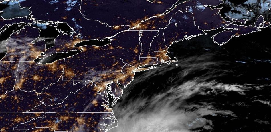 Ciclón tropical en el Atlántico frente a las costas estadounidenses