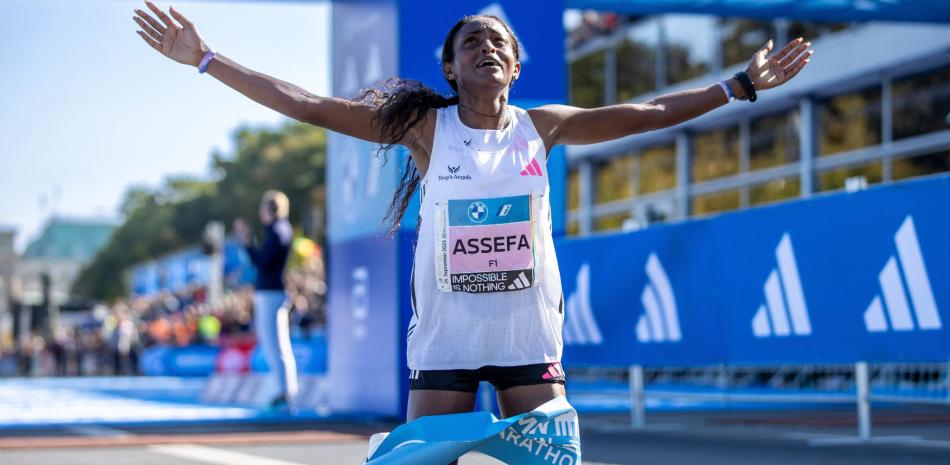 Tigst Assefa se arrodilla luego de conquistar en la parte femenina y batir el record para esa rama.