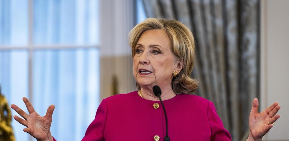 Hillary Clinton habla antes de la presentación de su retrato oficial en el Departamento de Estado en Washington, DC, este 26 de septiembre de 2023.
