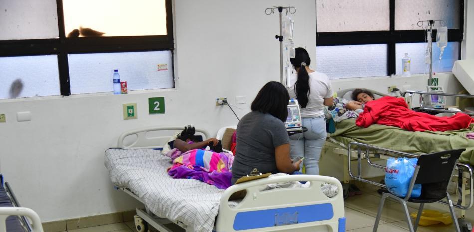Los hospitales pediátricos están saturados por el dengue.