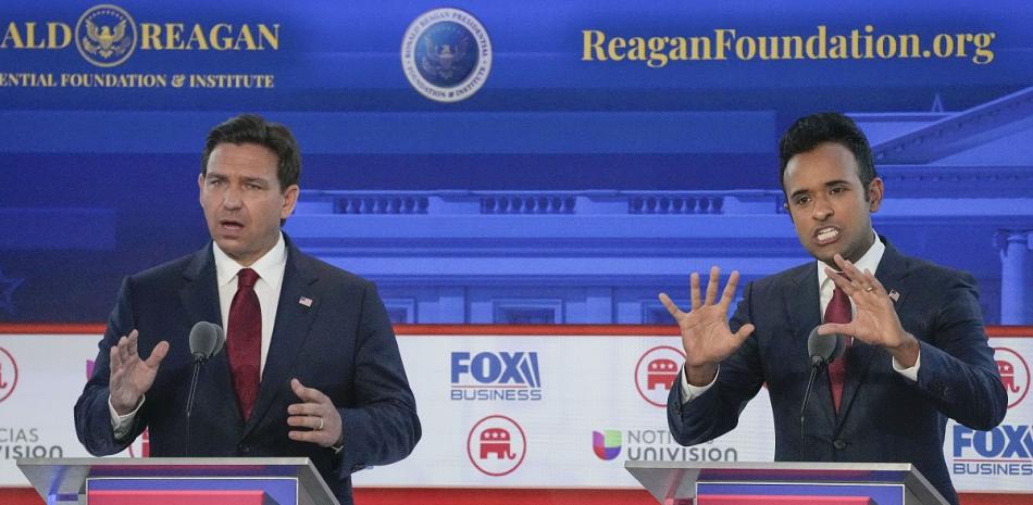 Los precandidatos a la presidencia por el Partido Republicano, el gobernador de Florida Ron DeSantis, a la izquierda, y el emprendedor Vivek Ramaswamy.