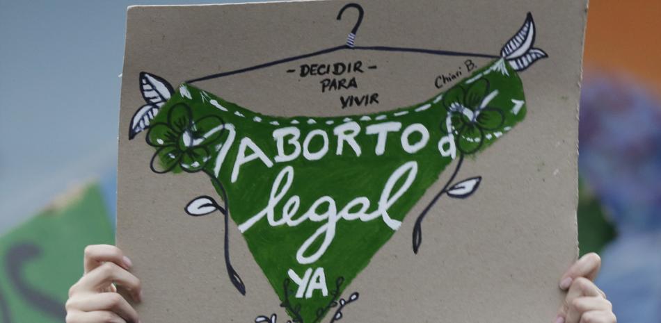Una mujer con un cartel en defensa del aborto legal en una protesta por el Día Internacional del Aborto Seguro en Quito, Ecuador, el jueves 28 de septiembre de 2023.
