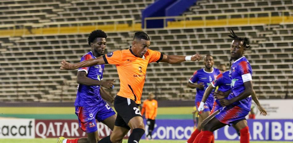 Ernesto Trinidad avanza con el balón frente a la defensa de Jamaica.